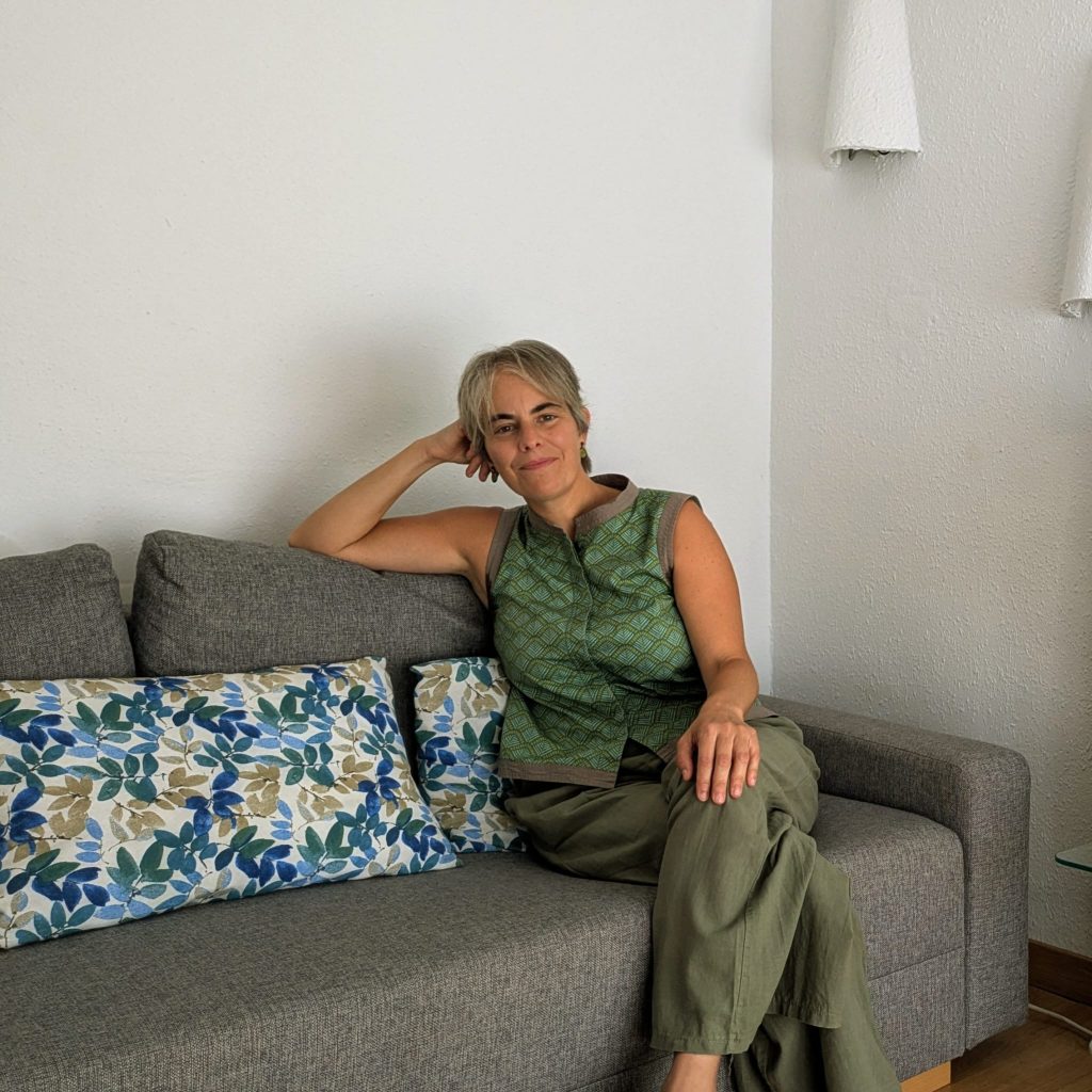 Sonia Chumillas en el sofá de su consulta