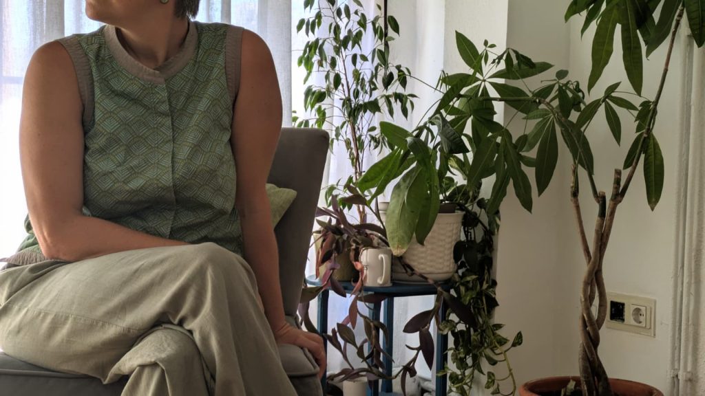 Sonia Chumillas sentada junto a las plantas de su consulta